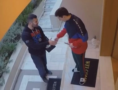 Αυτοί οι τέσσερις τύποι έδωσαν 1000 ευρώ φιλοδωρήματα σε ντελιβεράδες της Αθήνας και κατέγραψαν τις αντιδράσεις (βίντεο)